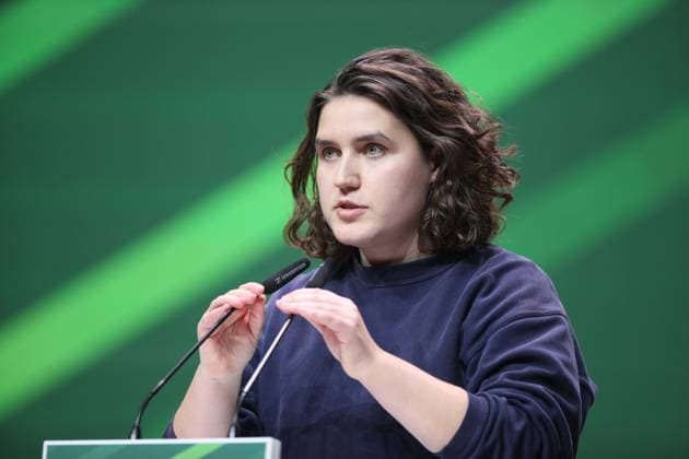 News Themen der Woche KW47 News Bilder des Tages Karlsruhe, Baden-Württemberg, Deutschland, 25.11.2023: Katharina Stolla, Bundessprecherin Grüne Jugend, hält am Samstagabend eine Rede zur Begründung eines Dringlichkeitsantrags zum Thema Migrationspolitik auf der 49. Bundesdelegiertenkonferenz der Partei Bündnis90 Die Grünen *** Karlsruhe, Baden Württemberg, Germany, 25 11 2023 Katharina Stolla, Federal Spokesperson for the Green Youth, gives a speech on Saturday evening in support of an urgent motion on migration policy at the 49th Federal Delegates Conference of the Bündnis90 Die Grünen party Copyright: xdtsxNachrichtenagenturx dts_26420