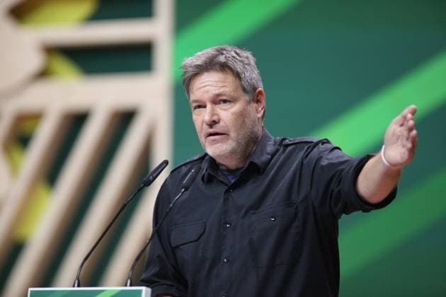 Karlsruhe, Baden-Württemberg, Deutschland, 25.11.2023: Robert Habeck, Vizekanzler und Wirtschaftsminister, hält am Samstagabend auf der 49. Bundesdelegiertenkonferenz der Partei Bündnis90 Die Grünen eine Rede mit der Bitte um Ablehnung eines Dringlichkeitsantrags der Grünen Jugend zum Thema Migrationspolitik und droht mit einem Ende der Ampel-Koalition *** Karlsruhe, Baden Württemberg, Germany, 25 11 2023 Robert Habeck, Vice-Chancellor and Economics Minister, gives a speech on Saturday evening at the 49th Federal Delegates Conference of the Bündnis90 Die Grünen party, asking for the rejection of an urgent motion by the Green Youth on the subject of migration policy and threatening to end the traffic light coalition Copyright: xdtsxNachrichtenagenturx dts_26427