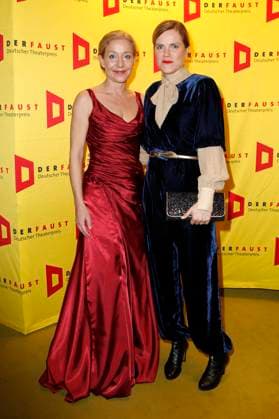 Bilder des Jahres 2023, Entertainment 11 November Entertainment Themen der Woche KW47 Entertainment Bilder des Tages Natalie O Hara und Fritzi Haberlandt bei der Verleihung des 18. Deutschen Theaterpreises Der Faust 2023 im Thalia Theater. Hamburg, 25.11.2023 *** Natalie O Hara and Fritzi Haberlandt at the presentation of the 18 German Theater Prize Faust 2023 at the Thalia Theater Hamburg, 25 11 2023 Foto:xH.xHartmannx xFuturexImagex faust_3111