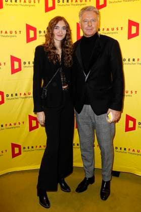 Jörg Pilawa mit Tochter Emmy bei der Verleihung des 18. Deutschen Theaterpreises Der Faust 2023 im Thalia Theater. Hamburg, 25.11.2023