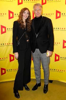 Jörg Pilawa mit Tochter Emmy bei der Verleihung des 18. Deutschen Theaterpreises Der Faust 2023 im Thalia Theater. Hamburg, 25.11.2023