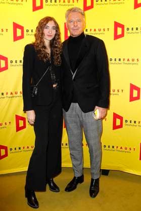 Jörg Pilawa mit Tochter Emmy bei der Verleihung des 18. Deutschen Theaterpreises Der Faust 2023 im Thalia Theater. Hamburg, 25.11.2023