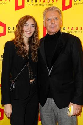 Jörg Pilawa mit Tochter Emmy bei der Verleihung des 18. Deutschen Theaterpreises Der Faust 2023 im Thalia Theater. Hamburg, 25.11.2023