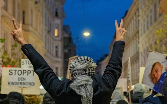 20231125 Solidaritaet mit Palaestina: Grossdemo fuer einen sofortigen Waffenstillstand in Gaza WIEN, OESTERREICH - 25. NOVEMBER: TeilnehmerInnen der Demonstration -Solidaritaet mit Palaestina: Grossdemo fuer einen sofortigen Waffenstillstand in Gaza- unter dem Motto -Frieden fuer Palaestina: Gegen Gewalt, fuer Menschenrechte- am Christian-Broda-Platz am 25. November 2023 in Wien, Oesterreich. 231125_SEPA_17_078 Copyright: xIsabellexOuvrardx SEPAxMedia