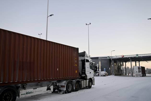 News Themen der Woche KW47 News Bilder des Tages Trucks early morning at the Raja-Jooseppi international border crossing station in Inari, northern Finland, on November 26, 2023. Raja-Jooseppi in the far north of Finnish Lapland is the only crossing point open on the country s eastern border. Finland has closed seven checkpoints in response to Russian officials allowing increasing numbers of undocumented asylum seekers to pass through to the Finnish side of the border. Inari Finland  Copyright: xEmmixKorhonenx LKFTJK20231126100626ZLCR