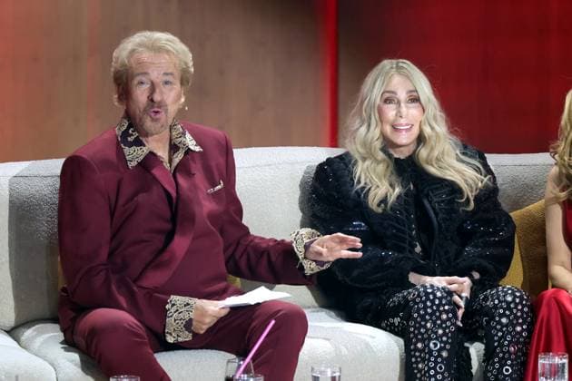 ZDF - Wetten, dass...? Fernsehmoderator Thomas Gottschalk und Sängerin Cher während letzten ZDF - Fernsehshow Wetten , dass...? am 25.11.2023 live aus der Messehalle Offenburg. 20231125SBK0080 *** ZDF Wetten , dass TV presenter Thomas Gottschalk and singer Cher during the last ZDF TV show Wetten , dass on 25 11 2023 live from the Messehalle Offenburg 20231125SBK0080