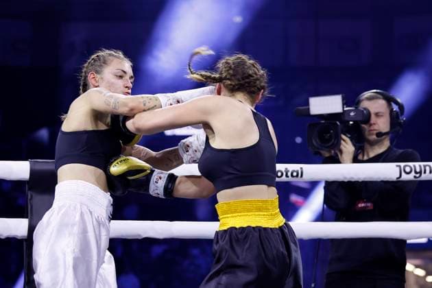 Entertainment Themen der Woche KW47 Influencerin Tina Neumann und Streamerin Regina Hixt bei The Great Fight Night 2 übertragen von Joyn im Düsseldorfer PSD Bank Dome. Düsseldorf, 25.11.2023 NRW Deutschland *** Influencer Tina Neumann and streamer Regina Hixt at The Great Fight Night 2 broadcast by Joyn in Düsseldorfs PSD Bank Dome Düsseldorf, 25 11 2023 NRW Germany Copyright: xChristophxHardtx