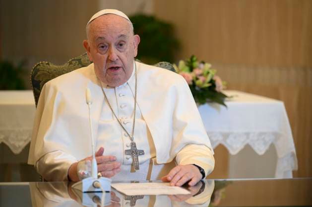 News Themen der Woche KW47 News Bilder des Tages Italy, Rome, Vatican, 2023 11 26. Pope Francis delivering his blessing during the Angelus noon prayer, from the chapel of the hotel at the Vatican grounds where he lives, Pope Francis says he has a lung inflammation but will go later this week to Dubai for the climate change conference. Francis skipped his weekly Sunday appearance at a window overlooking St. Peter s Square, a day after the Vatican said he was suffering from a mild flu. Photograph by VATICAN MEDIA Catholic Press Photo  Copyright: xVATICANxMEDIAx xipa-agency.netx xVaticanxMediax IPA_Agency_IPA41871009