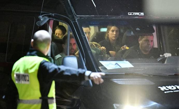 Bilder des Jahres 2023, News 11 November News Themen der Woche KW47 News Bilder des Tages (231126) -- RAMAT GAN, Nov. 26, 2023 -- A vehicle carrying hostages released from the Gaza Strip arrives at a hospital in Ramat Gan, Israel, Nov. 26, 2023. Israel received on late Saturday night the second batch of hostages released from the Gaza Strip after a delay of over seven hours, the Israeli army said. ( via Xinhua) (FOCUS)ISRAEL-RAMAT GAN-HOSTAGES-HOSPITAL JINI 