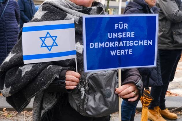 News Themen der Woche KW47 News Bilder des Tages Düsseldorf 26.11.2023 Pro-Israelische Kundgebung Demonstration Hamas-Krieg Gaza Nahostkonflikt Araber Solidaritätskundgebung Gegen jeden Antisemitismus Solidarität mit Israel Hamas-Geiseln Geiselfreilassung Düsseldorf Nordrhein-Westfalen Deutschland *** Düsseldorf 26 11 2023 Pro Israel rally Demonstration Hamas War Gaza Middle East conflict Arabs Solidarity rally Against all anti-Semitism Solidarity with Israel Hamas Hostages Hostage release Düsseldorf North Rhine-Westphalia Germany