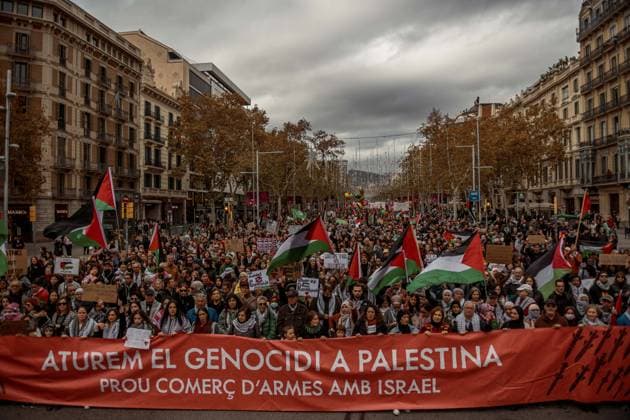 News Themen der Woche KW47 News Bilder des Tages November 26, 2023, Barcelona, Catalonia, Spain: Thousands of demonstrators protesting against the Israeli attacks against Gaza in response to the attack by the Islamist movement Hamas from October 7 marching behind their banner during a demonstration in support of the Palestine people. Barcelona Spain - ZUMAo105 20231126_fap_o105_016 Copyright: xMatthiasxOesterlex
