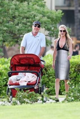 Dennis Quaid, his wife Kimberly Buffington and their twins, Thomas and Zoe, enjoy a stroll in tropical Hawaii 22828, MAUI, HAWAII - Saturday June 14 2008. VIDEO AVAILABLE Some celebrity dads spent Father s Day weekend with their children, others got some well-earned R and R. Dennis Quaid, his wife Kimberly Buffington and their twins, Thomas and Zoe, enjoyed a stroll in tropical Hawaii. Dennis also has as son, Jack Henry, 16, from his previous marriage to Meg Ryan. On the islands for Dennis to attend Maui Film Festival, the happy couple took it in turns to push their twins double stroller as their young charges reclined in the warm Hawaiian sun. Quaid has recently said that he and his wife are planning to quit living in LA to move to hi  Copyright: xWillxBinns,xPacificCoastNews.comx xAvalonx 0523853053