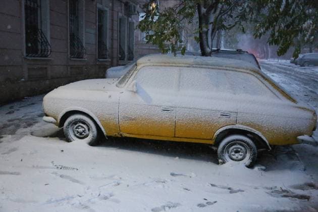 News Themen der Woche KW47 News Bilder des tages Heavy snowfall in Odessa, Ukraine - 26 Nov 2023 A snow-covered car is parked on Konnaya Street. Odessa weather forecasters believe that the current snowfall has become the heaviest in the last five years and has surpassed the scale of the blizzard of 2009, when the city was completely paralyzed. According to the city authorities, 78 units of equipment and 249 employees are working to eliminate the consequences of bad weather, the city council reported. Roads are sprinkled with anti-icing materials and cleared of snowdrifts according to approved routes. Odessa Ukraine Copyright: xViacheslavxOnyshchenkox xSOPAxImagesx VOnyshchenko(20)