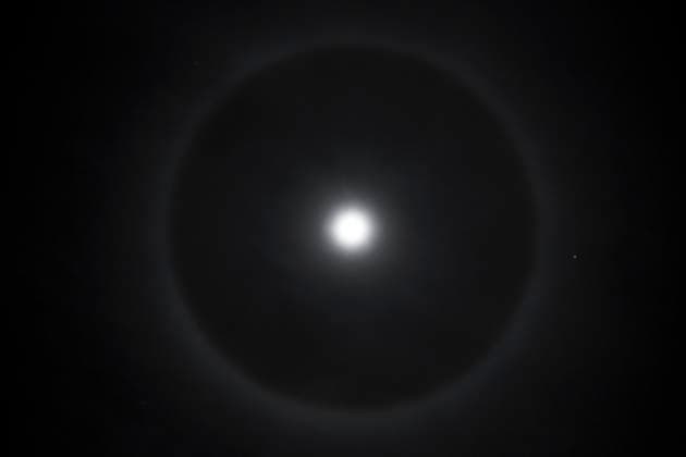 News Themen der Woche KW47 News Bilder des tages Nov 26, 2023 - Big Bear City, California, U.S. - A moon halo, also known as a lunar halo, is a mesmerizing atmospheric phenomenon that occurs when there are high, thin cirrus clouds floating in the sky. These clouds contain millions of tiny ice crystals that refract and reflect the moonlight, creating a luminous ring around the moon, adding a touch of ethereal beauty to the night sky. Big Bear City U.S. - ZUMAk136 20231126_ent_k136_962 Copyright: xKatrinaxKochnevax