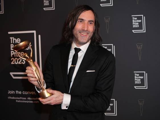 Bilder des Jahres 2023, Entertainment 11 November Entertainment Themen der Woche KW47 Booker Prize 2023 London, UK. Author Paul Lynch wins the Booker Prize 2023 with his novel Prophet Song. Old Billingsgate. 26th November 2023. LMK11-S261123-002 