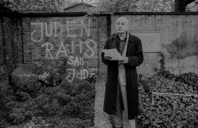 Archivbilder der Woche KW48 Schändung Brecht Grab DDR, Berlin, 12.05.1990, Demo Kundgebung gegen Schändung des Brecht Grabes, Juden raus, Saujud, Dorotheenstädtischer Friedhof, Manfred Wekwerth (Intendant des Berliner Ensemble), Â *** Desecration of Brechts grave GDR, Berlin, 12 05 1990, demonstration against desecration of Brechts grave, Jews out, Saujud, Dorotheenstädtischer Friedhof, Manfred Wekwerth Intendant of the Berliner Ensemble , Â