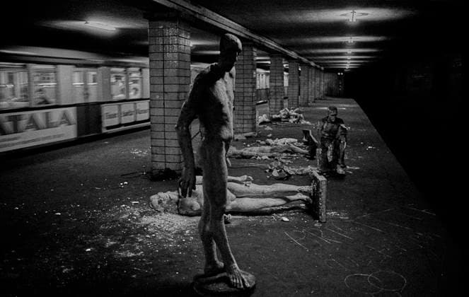 Archivbilder der Woche KW48 Geisterbahnhof Oranienburger DDR, Berlin, 17.6.1990, S-Bahnhof Oranienburger Straße, von der Kunsthochschule Weißensee noch im gesperrten S-Bahnhof aufgestellte Figuren, die zu Beginn der Bauarbeiten am Bahnhof von irgendwem zerstört wurden..., Â *** Geisterbahnhof Oranienburger DDR, Berlin, 17 6 1990, S Bahnhof Oranienburger Straße, figures erected by the Kunsthochschule Weißensee still in the closed S Bahnhof, which were destroyed by someone at the beginning of the construction work at the station, Â
