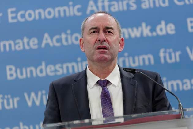 Wirtschafts- und Energieministerrunde der Länder 2023-11-27 - Deutschland, Berlin - Hubert Aiwanger (Freie Wähler Bayern), Vorsitzender der Wirtschaftsministerkonferenz und Wirtschaftsminister des Freistaats Bayern, während der gemeinsamen Pressekonferenz zum Auftakt des Treffens der Wirtschafts- und Energieministerinnen und -minister der Länder im Bundeswirtschaftsministerium. *** 2023 11 27 Germany, Berlin Hubert Aiwanger Freie Wähler Bayern , Chairman of the Conference of Ministers of Economic Affairs and Minister of Economic Affairs of the Free State of Bavaria, during the joint press conference at the start of the meeting of the economics and energy ministers of the federal states at the Federal Ministry for Economic Affairs and