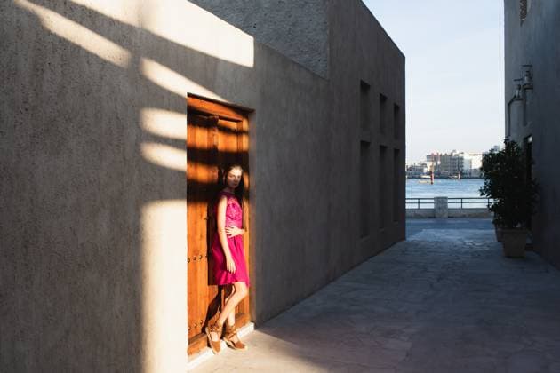 Creative Highlights Symbolbilder Girl tourist walks in the old Arab city. Vacation and sightseein Dubai, Dubai, United Arab Emirates R_DGAA220228-936769-01 ,model released, Symbolfoto