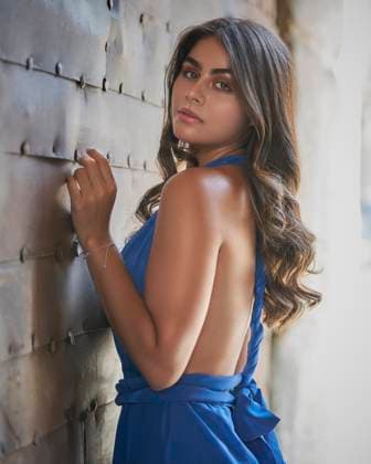 Creative Highlights Symbolbilder Pretty young model poses in the streets of Toledo, Spain Toledo, Castile-La Mancha, Spain R_FZSS220227-934280-01 ,model released, Symbolfoto