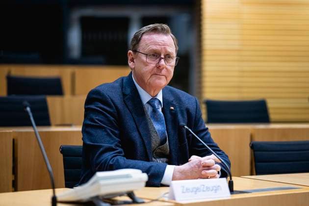 News Themen der Woche KW48 News Bilder des Tages THÜRINGER LANDTAG UNTERSUCHUNGSAUSSCHUSS 7 4 27 11 2023 - Erfurt: Ministerpräsident Bodo Ramelow (DIE LINKE) ist im Untersuchungsausschuss 7 4 zur Postenaffäre im Thüringer Landtag am 27. November 2023 als Zeuge geladen. Der Ministerpräsident sitzt im Plenarsaal. Der Untersuchungsausschuss 7 4 beschäftigt sich mit einem möglichen Fehlverhalten der Landesregierung bei der Besetzung öffentlicher Ämter bei Staatssekretärinnen und Staatssekretären sowie Stellen von persönlichen Mitarbeitern in den Leitungsbereichen der Ministerien und der Staatskanzlei. _________________ *** THURINGIAN STATE PARLIAMENT INVESTIGATION COMMITTEE 7 4 27 11 2023 Erfurt Prime Minister Bodo Ramelow DIE LINKE is summoned to testify in the Investigation Committee 7