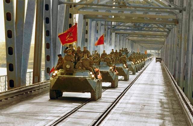 Archivbilder der Woche KW48 WITHDRAWAL OF THE SOVIET FORCES 57453 15.02.1989 The convoy of Soviet armored personnel vehicles leaving Afghanistan. Alexander Liskin Sputnik Uzbekistan  Copyright: xAlexanderxLiskinx