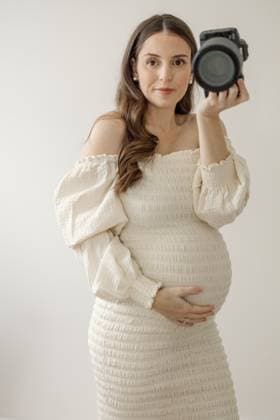 Creative Highlights Symbolbilder Self portrait of pregnant woman in maternity dress embracing belly Calgary, Alberta, Canada CR_CUYS231126C-1292285-01 ,model released, Symbolfoto