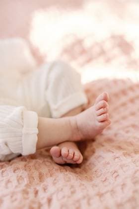 Creative Highlights Symbolbilder Close up of newborn baby girl feet laying on pink blanket Calgary, Alberta, Canada CR_CUYS231126D-1292277-01 ,model released, Symbolfoto