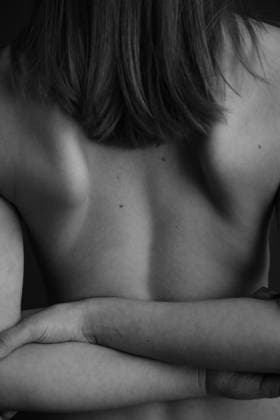 Creative Highlights Symbolbilder Black and white photo of body parts,yoga poses of a naked female body Perm, Perm Krai, Russia R_KLPQUR220228F-938662-01 ,model released, Symbolfoto