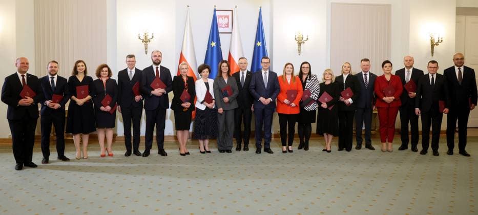 News Themen der Woche KW48 News Bilder des Tages Swearing-in of the new Polish government Photo: Wojciech Olkusnik East News Swearing-in ceremony of the new government of the Polish prime minister Mateusz Morawiecki at the Presidential Palace on November 27, 2023 in Warsaw. Despite not having the majority in the newly elected parliament Morawiecki was tasked with the mission of forming the new cabinet. EN_01604229_0372 