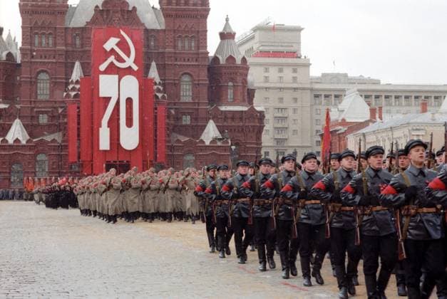 Archivbilder der Woche KW48 Moscow, USSR. Military personnel of the USSR Armed Forces march during a parade on Red Square dedicated to the 70th anniversary of the Great October Socialist Revolution. Vladimir Musaelyan, Eduard Pesov TASS  997345