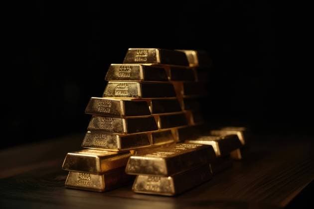 Ein Stapel Goldbarren auf einer dunklen Tischplatte, erstellt mit generativer KI-Technologie *** a Stack Gold bars at a dark Table top, created with generative KI Technology 1127111422
