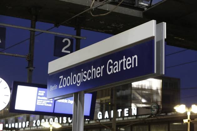 Schild Zoologischer Garten am Bahnhof in Berlin am 27.11.2023 *** Sign Zoologischer Garten at the train station in Berlin on 27 11 2023
