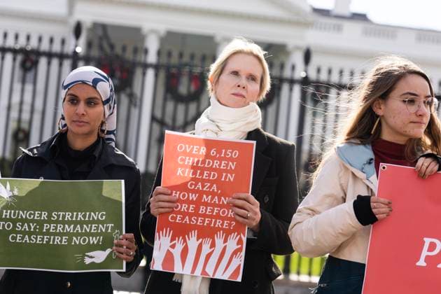 Ceasefire Hunger Strike UNITED STATES - NOVEMBER 27: Actor and activist Cynthia Nixon, center, and Rana Abdelhamid, left, attend a news conference outside the White House to announce a hunger strike to demand that President Joe Biden call for a permanent ceasefire and no military aid to Israel, on Monday, November 27, 2023. (Tom Williams CQ Roll Call) Washington DC United States EDITORIAL USE ONLY Copyright: x2023xCQ-RollxCall,xInc.x TomxWilliamsx rollcallpix156077