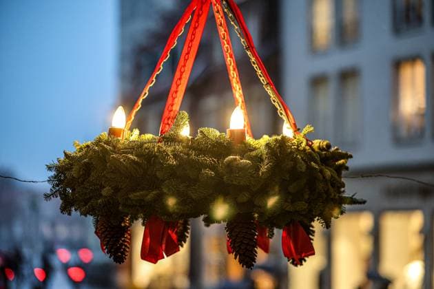 Münsteraner Weihnachtsmärkte starten im Schneegestöber - Eröffnung der Weihnachtsmärkte. Adventskranz am Historischen Rathaus. Münster, Nordrhein-Westfalen, DEU, Deutschland, 27.11.2023 *** Münster Christmas markets start in snow flurries Opening of the Christmas markets Advent wreath at the historic town hall Münster, North Rhine-Westphalia, DEU, Germany, 27 11 2023