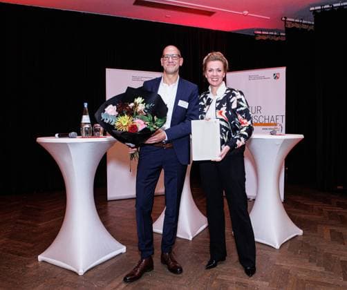 27.11.2023. Düsseldorf. Wissenschaftsministerin Ina Brandes überreicht Landeslehrpreise 2023. Der Landeslehrpreis wird nach 2019 und 2021 zum dritten Mal vergeben. Es gibt fünf Kategorien: Lehre an Universitäten , Lehre an Hochschulen für angewandte Wissenschaften , Lehre an Kunst- und Musikhochschulen sowie die Sonderpreise Lehre und Lernen im Team und Lehre junger Wissenschaftlerinnen und Wissenschaftler . Hier: Professor Christian Huber, Bergische Universität Wuppertal (Kategorie: Lehre an Universitäten) und NRW-Wissenschaftsministerin Ina Brandes. Düsseldorf Künstlerverein Malkasten, Jacobistrasse Nordrhein-Westfalen Deutschland