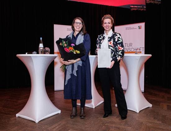 27.11.2023. Düsseldorf. Wissenschaftsministerin Ina Brandes überreicht Landeslehrpreise 2023. Der Landeslehrpreis wird nach 2019 und 2021 zum dritten Mal vergeben. Es gibt fünf Kategorien: Lehre an Universitäten , Lehre an Hochschulen für angewandte Wissenschaften , Lehre an Kunst- und Musikhochschulen sowie die Sonderpreise Lehre und Lernen im Team und Lehre junger Wissenschaftlerinnen und Wissenschaftler . Hier: Professorin Valérie Varney, TH Köln (Kategorie: Lehre an Hochschulen für Angewandte Wissenschaften) und NRW-Wissenschaftsministerin Ina Brandes. Düsseldorf Künstlerverein Malkasten, Jacobistrasse Nordrhein-Westfalen Deutschland