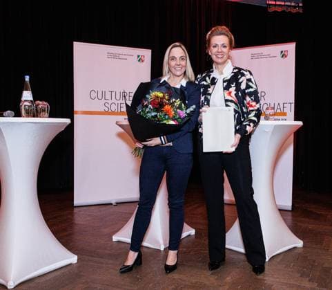 News Bilder des Tages 27.11.2023. Düsseldorf. Wissenschaftsministerin Ina Brandes überreicht Landeslehrpreise 2023. Der Landeslehrpreis wird nach 2019 und 2021 zum dritten Mal vergeben. Es gibt fünf Kategorien: Lehre an Universitäten , Lehre an Hochschulen für angewandte Wissenschaften , Lehre an Kunst- und Musikhochschulen sowie die Sonderpreise Lehre und Lernen im Team und Lehre junger Wissenschaftlerinnen und Wissenschaftler . Hier: Dr. Vanessa Henke, Technische Universität Dortmund (Kategorie: Lehren und Lernen im Team) und NRW-Wissenschaftsministerin Ina Brandes. Düsseldorf Künstlerverein Malkasten, Jacobistrasse Nordrhein-Westfalen Deutschland