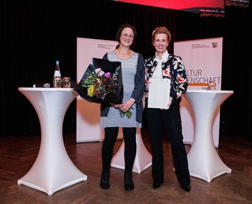 27.11.2023. Düsseldorf. Wissenschaftsministerin Ina Brandes überreicht Landeslehrpreise 2023. Der Landeslehrpreis wird nach 2019 und 2021 zum dritten Mal vergeben. Es gibt fünf Kategorien: Lehre an Universitäten , Lehre an Hochschulen für angewandte Wissenschaften , Lehre an Kunst- und Musikhochschulen sowie die Sonderpreise Lehre und Lernen im Team und Lehre junger Wissenschaftlerinnen und Wissenschaftler . Hier: Professorin Laura Anderle, Westfälische Hochschule (Kategorie: Lehre junger Wissenschaftlerinnen und Wissenschaftler) und NRW-Wissenschaftsministerin Ina Brandes. Düsseldorf Künstlerverein Malkasten, Jacobistrasse Nordrhein-Westfalen Deutschland