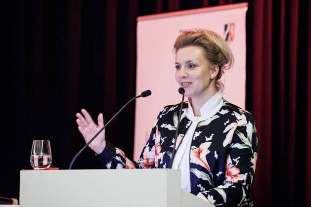 27.11.2023. Düsseldorf. Wissenschaftsministerin Ina Brandes überreicht Landeslehrpreise 2023. Der Landeslehrpreis wird nach 2019 und 2021 zum dritten Mal vergeben. Es gibt fünf Kategorien: Lehre an Universitäten , Lehre an Hochschulen für angewandte Wissenschaften , Lehre an Kunst- und Musikhochschulen sowie die Sonderpreise Lehre und Lernen im Team und Lehre junger Wissenschaftlerinnen und Wissenschaftler . Hier: NRW-Wissenschaftsministerin Ina Brandes. Düsseldorf Künstlerverein Malkasten, Jacobistrasse Nordrhein-Westfalen Deutschland