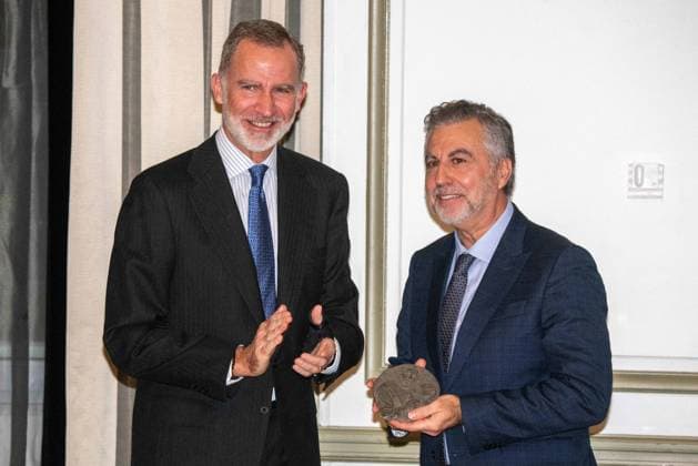Francisco Cerecedo Journalism Awards - Madrid King Felipe and journalist Carlos Alsina during the presentation of the Francisco Cerecedo Journalism Award at the Westin Palace Hotel, on November 27, 2023, in Madrid, Spain. This year the award goes to the director and presenter of the program Mas de uno on Onda Cero, Carlos Alsina, granted by the Association of European Journalists. The jury highlighted his lucid, rigorous and plural view of current affairs, with a special mention to his talent as an interviewer. His sharpness in political analysis has made him one of the most influential voices of contemporary Spanish journalism . Photo by Jose Oliva Europa Press ABACAPRESS.COM Madrid Spain  Copyright: xEuropaxPress ABACAx