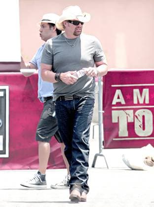 EXCLUSIVE Country star Toby Keith on the set of his latest music video in LA 31251, LOS ANGELES, CALIFORNIA - Tuesday May 26 2009. EXCLUSIVE Country star Toby Keith is seen on the set of his latest music video in Los Angeles. During one scene, strongman Keith throws a large piece of set equipment over his shoulder and starts to run. , Credit:Andrew Shawaf, PacificCoastNews.com Avalon USA, Los Angeles  Copyright: xAndrewxShawaf,xPacificCoastNews.comx xAvalonx 0524150639