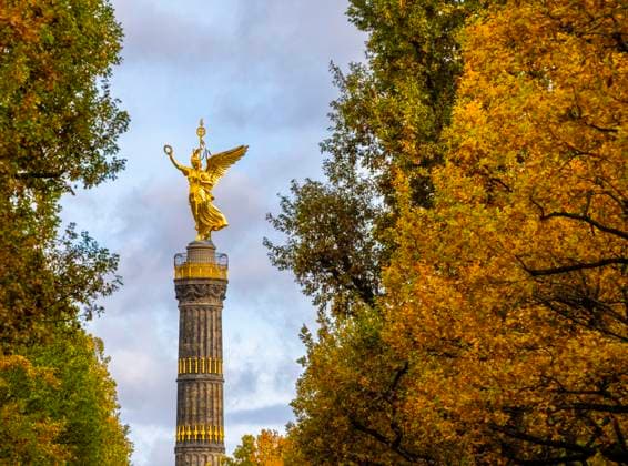 Siegessäule umrahmt von herbstlichen Bäumen, Großer Tiergarten, Berlin, Deutschland, Europa *** Victory Column framed from autumnal trees, Big Tiergarten, Berlin, Germany, Europe Copyright: imageBROKER Karl-HeinzxSpremberg ibxkhs09909441.jpg