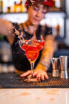 Vertikales Foto eines professionellen Barkeepers bei der Zubereitung eines Sex on the beach Cocktails *** Vertical Photo one professional Barkeepers at the Preparation one Sex ON The Beach Cocktails Copyright: imageBROKER UnaixHuizi ibxuhu09909792.jpg ,model released, Symbolfoto ,property released