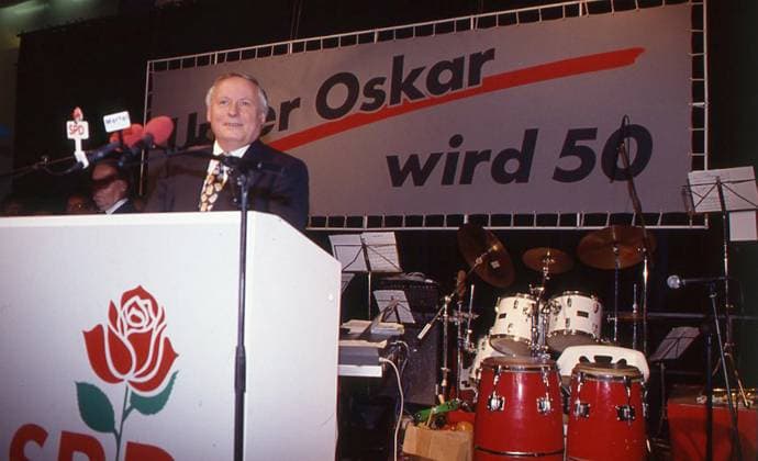 Archivbilder der Woche KW48 Oskar LaFontaine feiert am 16.09.1993 seinen 50. Gebutstag. Zu Gast ist Bundespräsident Johannes Rau. *** Oskar LaFontaine celebrates his 50th birthday on 16 09 1993 Federal President Johannes Rau is a guest bub