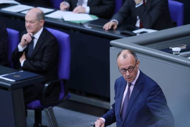 News Themen der Woche KW48 News Bilder des Tages Berlin, Deutschland, 28.11.2023: Sitzungswoche im Deutschen Bundestag, 139. Sitzung: CDU-Chef Friedrich Merz (rechts am Pult) antwortet auf Bundeskanzler Olaf Scholz (links hinten) nach Abgabe dessen Regierungserklärung *** Berlin, Germany, 28 11 2023 Week of sessions in the German Bundestag, 139 session CDU leader Friedrich Merz on the right at the lectern responds to Federal Chancellor Olaf Scholz on the back left after delivering his government statement Copyright: xdtsxNachrichtenagenturx dts_26830
