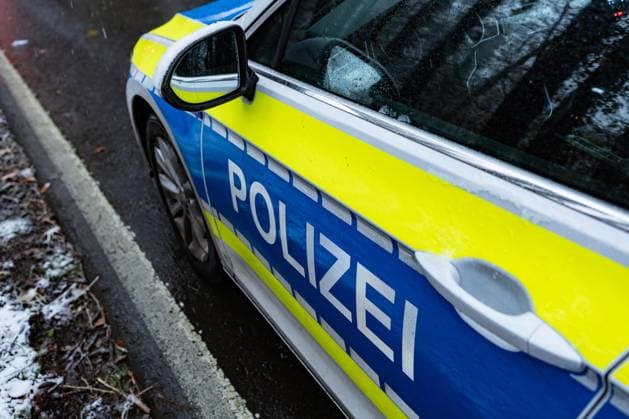 Melle, Deutschland 27. November 2023: Ein Einsatzfahrzeug, Streifenwagen, der Polizei steht mit mit Schriftzug bei Schneefall auf einer Starße. Landkreis Osnabrück Niedersachsen *** Melle, Germany November 27, 2023 An emergency vehicle, patrol car, of the police stands with lettering in snowfall on a road district Osnabrück Lower Saxony Copyright: xFotostandx xGelhotx