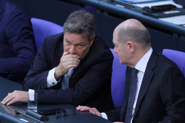 Berlin, Deutschland, 28.11.2023: Sitzungswoche im Deutschen Bundestag, 139. Sitzung: Bundeswirtschaftsminister Robert Habeck (Grüne, links), Bundeskanzler Olaf Scholz (SPD, rechts) nach Abgabe einer Regierungserklärung des Kanzlers; Habeck hält sich die Hand vor den Mund aus Sorge vor Lippenlesern *** Berlin, Germany, 28 11 2023 Meeting week in the German Bundestag, 139 session Federal Minister of Economics Robert Habeck Greens, left , Federal Chancellor Olaf Scholz SPD, right after delivering a government statement by the Chancellor Habeck holds his hand over his mouth out of concern for lip-readers Copyright: xdtsxNachrichtenagenturx dts_26839