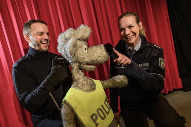 Entertainment Themen der Woche KW48 Entertainment Bilder des Tages Polizeipuppenbühne in Dortmund. *** NUR FÜR REDAKTIONELLE ZWECKE *** EDITORIAL USE ONLY ***<p>Die Polizeipuppenbühne Dortmund am Dienstag den 28. November 2023 im Westfalenpark. Im Bild: Frank Magiera und Deborah Schuster, PHK. Deutschland NRW Dortmund Copyright: RalfxRottmann *** Police puppet stage in Dortmund FOR EDITORIAL PURPOSES ONLY EDITORIAL USE ONLY p The Dortmund police puppet stage on Tuesday, November 28, 2023 in Westfalenpark In the picture Frank Magiera and Deborah Schuster, PHK Germany NRW Dortmund Copyright RalfxRottmann Copyright: RalfxRottmann doc7t0y691914wqg5vz3ku ,EDITORIAL USE ONLY