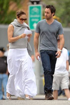Jennifer Lopez and Alex O Loughlin look relaxed and happy on the set of The Back-Up Plan, currently filming on loaction in NYC 32544, NEW YORK, NEW YORK - Thursday July 16 2009. Jennifer Lopez and Alex O Loughlin look relaxed and happy on the set of The Back-Up Plan, currently filming on loaction in NYC. Photograph: PacificCoastNews.comUK OFFICE:+44 131 557 7760 7761 US OFFICE:1 310 261 9676, Credit:PacificCoastNews.com Avalon USA  Copyright: xPacificCoastNews.comx xAvalonx 0524203324